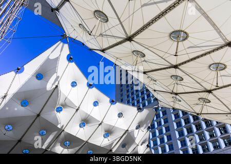 Unter der Arche de la Défense oder La Grande Arche. Der Würfel ist mit dem Louvre zum Arc de Triomphe ausgerichtet. Ein Großprojekt von Francois Mitterrand. Stockfoto