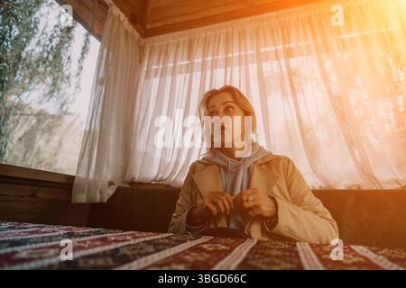 Eine junge Frau in einer gemütlichen Hütte Stockfoto