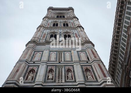 Florenz, Italien 1. Januar 2025: Flacher Blick auf giottos campanile mit komplexen Details und farbenfroher Marmorfassade der Kathedrale von florenz Stockfoto