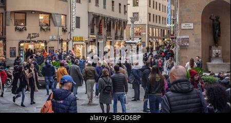 Florenz, Italien 1. Januar 2025: Touristen und Einheimische spazieren in florenz, italien, in der weihnachtszeit über eine geschäftige Straße Stockfoto