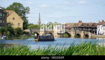 Brücke über den Fluss Ouse bei St Ives Cambridgeshire mit schmalem Boot Stockfoto