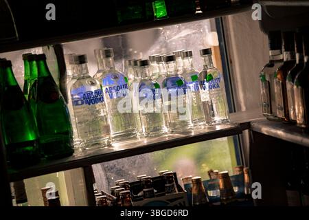 Bayahibe, Dominikanische Republik 1. Januar 2025: Verschiedene Flaschen mit alkoholischen Getränken, einschließlich absolut Wodka, in Regalen in einem Geschäft in Bayahi ausgestellt Stockfoto