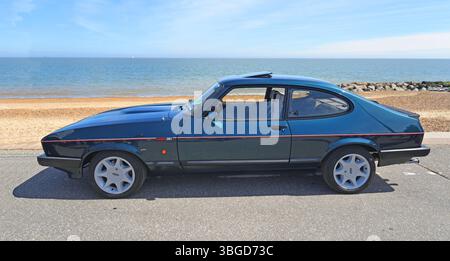 Classic Dark Blue Ford Capri 280, geparkt an der Strandpromenade Stockfoto