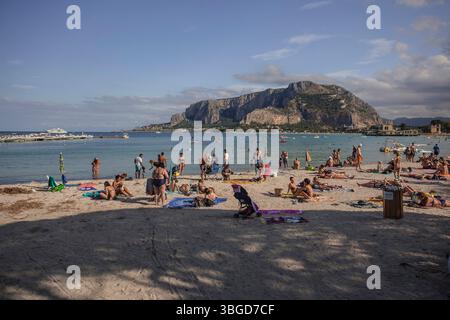 Mondello, Italien 1. Januar 2025: Touristen, die Sommerferien am Strand von mondello genießen, einem berühmten Badeort in palermo, sizilien, italien Stockfoto