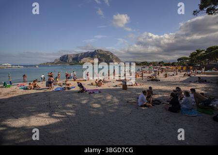 Mondello, Italien 1. Januar 2025: Touristen genießen einen sonnigen Tag am Strand in mondello, einem beliebten Badeort in der Nähe von palermo, sizilien, italien Stockfoto