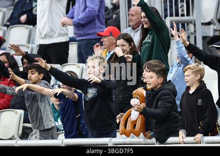 Vereinigtes Königreich, Manchester, Emirates Old Trafford, 4. Juni 2025, Schüler genießen die Unterhaltung während des Spiels Vitality Blast T20 zwischen Lancashire Lightning und Leicestershire Foxes im Emirates Old Trafford Manchester, 4. Juni 2025 Stockfoto