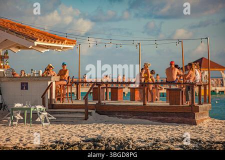 Bayahibe, Dominikanische Republik 1. Januar 2025: Touristen genießen Drinks und Unterhaltung in einer Strandbar in dominicus, dominikanische republik, mit schönen Stockfoto