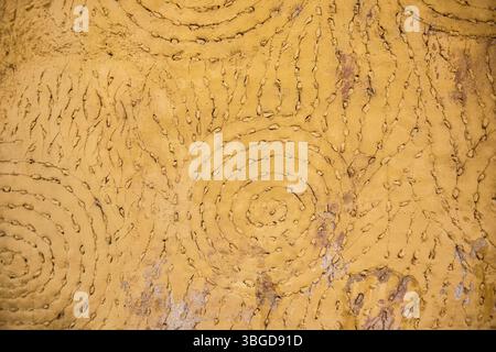 Valladolid, Mexiko 1. Januar 2025: Nahaufnahme einer texturierten Wand mit konzentrischen Kreisen, die traditionelle Handwerkskunst in valladolid zeigt Stockfoto