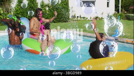 Bild von Blasen über glücklichen, vielfältigen Freunden, die Spaß im Schwimmbad haben Stockfoto