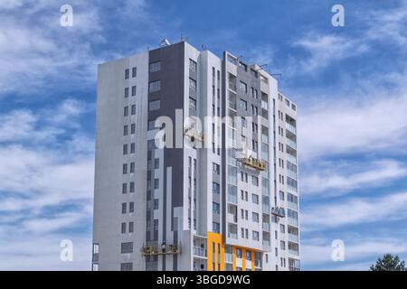 Bau eines neuen Wohnkomplexes. Modernes Wohngebäude. Stockfoto