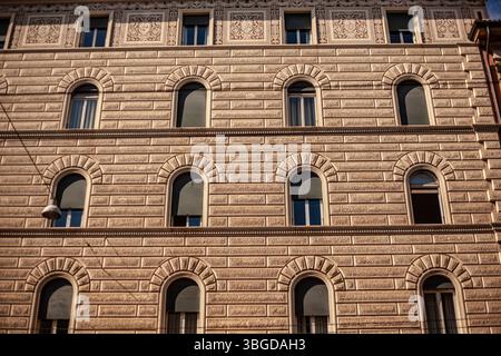 Bologna, Italien 1. Januar 2025: Sonnenlicht beleuchtet die kunstvoll verzierte Fassade eines Renaissance-Gebäudes in bologna, italien Stockfoto