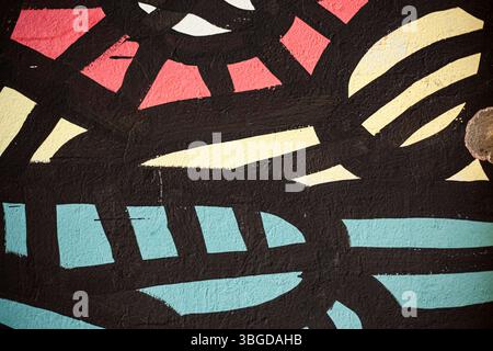Bologna, Italien 1. Januar 2025: Lebendige Straßenkunst zeigt abstrakte geometrische Muster und verleiht einer Stadtmauer in bologna, italien, einen Farbtupfer Stockfoto