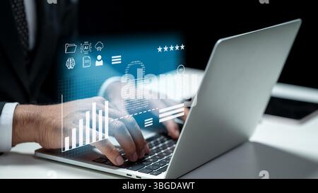 Geschäftsmann mit Laptop und virtuellem Symbol des Vorhängeschlosses. Tablette auf dem Tisch. Technologische Innovation auf einem virtuellen Bildschirm. Konzept der Cybersicherheit Stockfoto