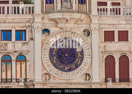 Venedig, Italien 1. Januar 2025: Nahaufnahme der aufwendigen astronomischen Uhr mit Tierkreiszeichen auf dem torre dell’orologio in venedig, ital Stockfoto