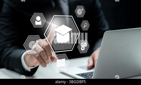 Geschäftsmann, der einen Laptop benutzt und dabei das Symbol für die Graduierung berührt. Technologische Innovation auf einem virtuellen Bildschirm. Konzept der E-Learning-Bildung Stockfoto