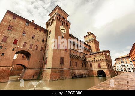 Ferrara, Italien 2. Januar 2025: Das castello estense, eine mittelalterliche Burg in ferrara, zeigt seine rote Ziegelfassade und den Burggraben, ein Zeugnis dafür Stockfoto