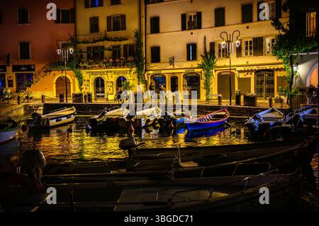 Straßenlaternen beleuchten nachts Wege und Cafés in Limone. Stockfoto