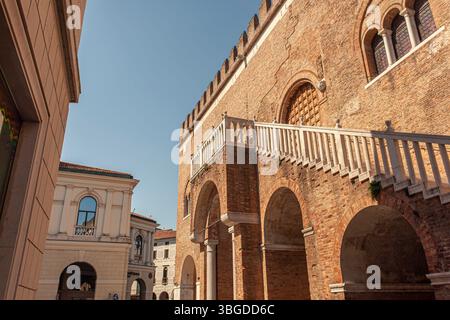 Treviso, Italien 1. Januar 2025: Außentreppe des palazzo dei trecento, auch bekannt als palazzo della ragione, in treviso, italien, mit seinen roten Ziegeln Stockfoto