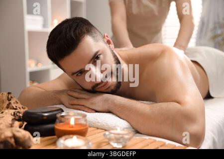 Mann, der eine entspannende Massage im Spa-Salon erhält Stockfoto
