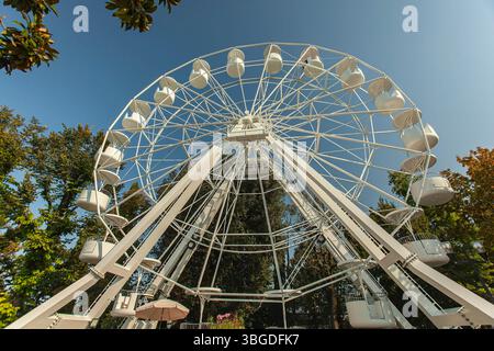 Gardasee, Italien 3. Januar 2025: Weißes Riesenrad rotiert vor blauem Himmel in bardolino und lazise am gardasee, italien, mit atemberaubendem P Stockfoto