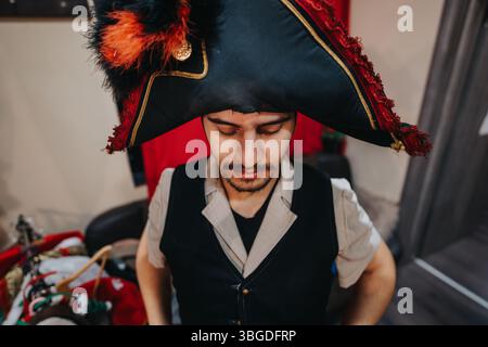 Junger Mann, der die Theaterrolle im Piratenkostüm übt Stockfoto