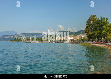 Gardasee, Italien 3. Januar 2025: Wunderschöne Stadtlandschaft von bardolino und lazise mit Riesenrad und Booten auf dem gardasee, italien Stockfoto