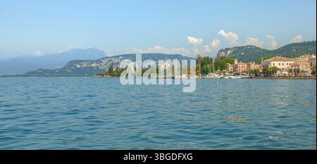 Gardasee, Italien 3. Januar 2025: gardasee mit Riesenrad, Booten und italienischen Flaggen, die in bardolino, italien, wehen Stockfoto