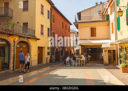 Gardasee, Italien 3. Januar 2025: Touristen wandern und genießen ein Mittagessen in einem Café im Freien in bardolino, einer bezaubernden Stadt am Ufer des gardasees, IT Stockfoto