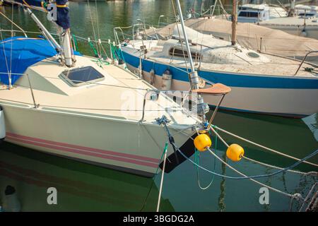 Gardasee, Italien 3. Januar 2025: Segelboote legen im gardasee nahe bardolino und lazise an Stockfoto