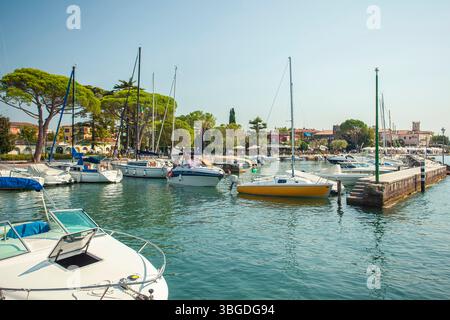 Gardasee, Italien 3. Januar 2025: Segelboote und Motorboote legen im touristischen Hafen von bardolino am gardasee an Stockfoto
