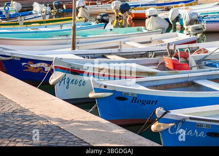 Gardasee, Italien 3. Januar 2025: Bunte Holzfischboote legen am Hafen des gardasees an Stockfoto