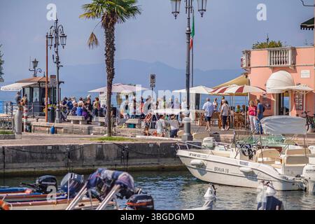 Gardasee, Italien 3. Januar 2025: Touristen entspannen und genießen einen sonnigen Sommertag am gardasee, bardolino, italien Stockfoto