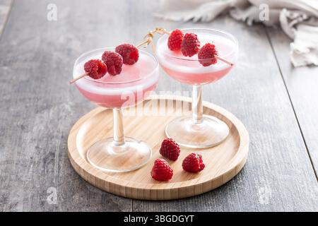 Eleganter französischer Martini-Cocktail auf Holztisch Stockfoto