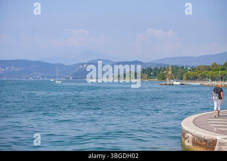 Gardasee, Italien 3. Januar 2025: Touristen genießen einen Spaziergang am malerischen Ufer des gardasees in bardolino, italien Stockfoto