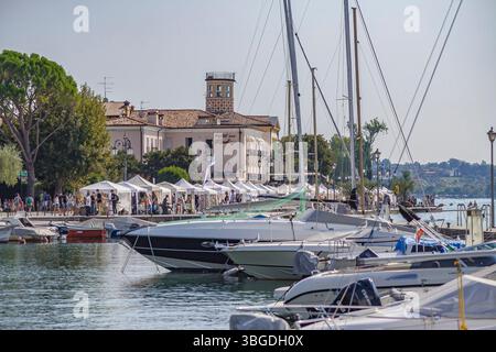 Gardasee, Italien 3. Januar 2025: Viele Touristen besuchen den Straßenmarkt am gardasee, bardolino, italien Stockfoto