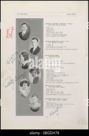 Das 1926 Jahrbuch „YE Crucible“ stammt von der East High School, einer öffentlichen High School in der 1500 E. Broad Street an der östlichen Seite von Columbus, Ohio. Die Schule ist Teil der Columbus City Schools und wurde 1922 erbaut, die Renovierungsarbeiten wurden im Dezember 2008 abgeschlossen. Stockfoto