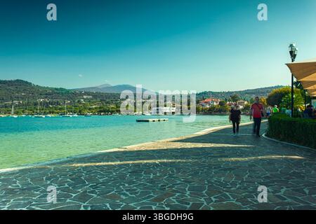 Gardasee, Italien 3. Januar 2025: Touristen, die einen sonnigen Tag genießen, wenn sie am gardasee in italien spazieren Stockfoto
