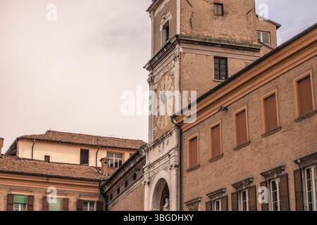 Modena, Italien 1. Januar 2025: Der herzogliche Palastglockenturm, ein historisches Wahrzeichen in modena, italien, zeigt die aktuelle Zeit Stockfoto