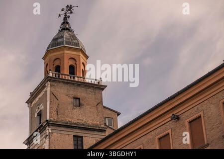 Modena, Italien 1. Januar 2025: Der ghirlandina-Turm, der zum unesco-Weltkulturerbe gehört, steht vor dem Hintergrund der Wolken in modena, italien Stockfoto