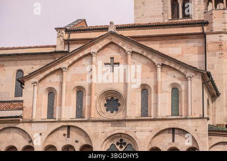 Modena, Italien 1. Januar 2025: Architektonisches Detail aus Rosenfenster und Kreuz, eingebettet in die Fassade des duomo di modena, italien Stockfoto