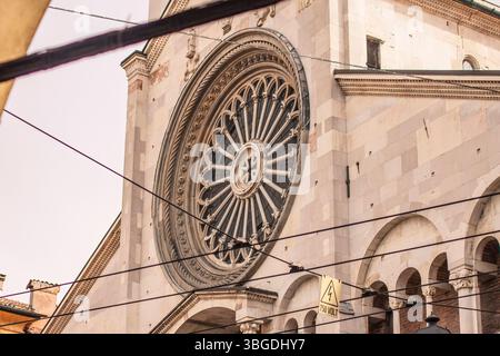Modena, Italien 1. Januar 2025: Das komplizierte Rosenfenster der Kathedrale von modena in italien zeigt exquisite Handwerkskunst und historische Bedeutung Stockfoto