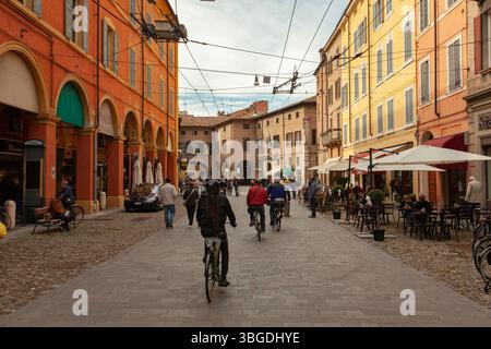 Modena, Italien 1. Januar 2025: Touristen und Einwohner genießen einen sonnigen Tag mit dem Fahrrad und zu Fuß im historischen Zentrum von modena, italien Stockfoto