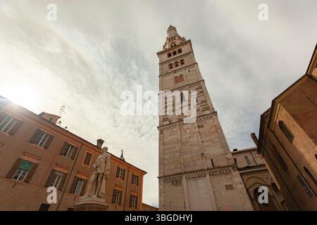 Modena, Italien 1. Januar 2025: Architektonisches Detail des ghirlandina-Turms auf der piazza grande, modena, mit Statue des ciro menotti Stockfoto