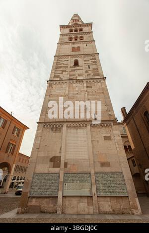 Modena, Italien 1. Januar 2025: Blick auf den ghirlandina-Turm, ein unesco-Weltkulturerbe, in modena, italien Stockfoto