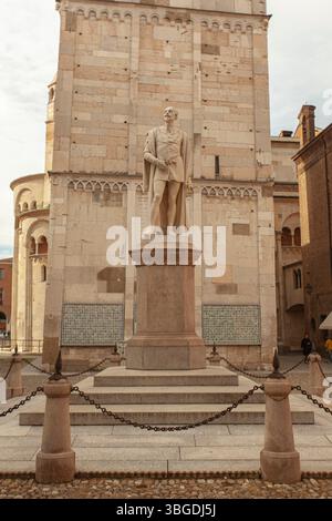 Modena, Italien 1. Januar 2025: Steinstatue des Herzogs franz IV. Von modena, mit dem ghirlandina-Turm im Hintergrund, auf der piazza grande, moden Stockfoto