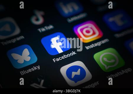 Antalya, Türkei – 5. Juni 2025: Symbol der Facebook-App unter verschiedenen Anwendungssymbolen auf dem Smartphone-Bildschirm Stockfoto