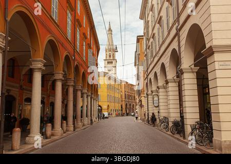 Modena, Italien 1. Januar 2025: Blick auf den ghirlandina-Turm, der sich über der Kopfsteinpflasterstraße im historischen Zentrum von modena erhebt Stockfoto