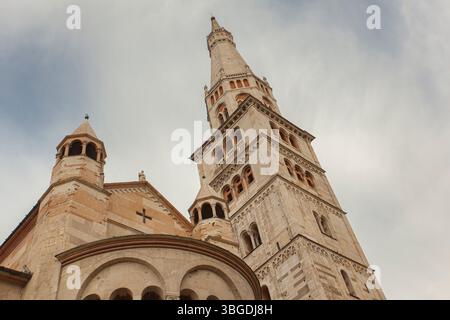 Modena, Italien 1. Januar 2025: Der imposante ghirlandina-Turm, ein unesco-Weltkulturerbe, dominiert an einem bewölkten Tag die Skyline der Kathedrale von modena Stockfoto
