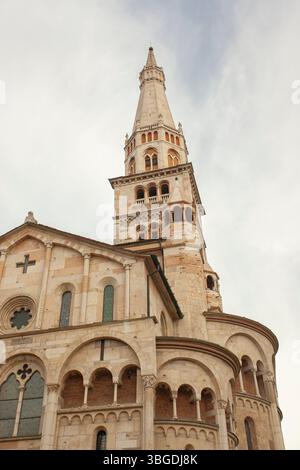 Modena, Italien 1. Januar 2025: Architektonisches Detail der Kathedrale von modena mit ihrem Glockenturm, der ghirlandina, die nach dem bewölkten Himmel streckt Stockfoto