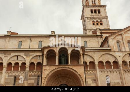 Modena, Italien 1. Januar 2025: Architektonische Details der Fassade der Kathedrale von modena mit ihrem ghirlandina-Turm in modena, italien Stockfoto